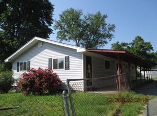 917 Crest Dr, Chickamauga, GA 30707