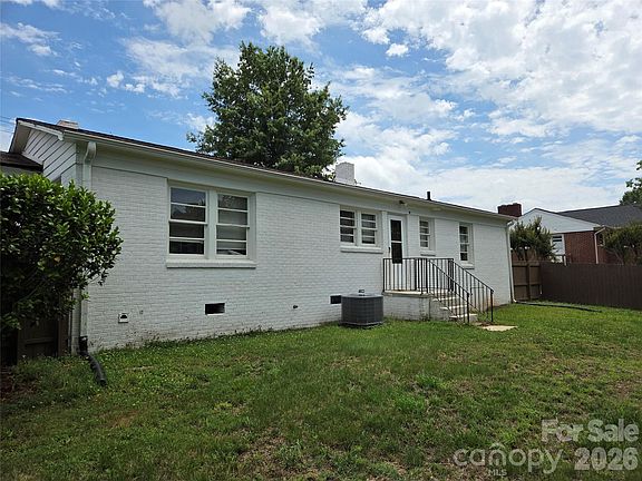 4th image of 707 E 1st St