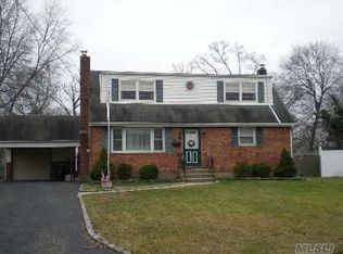 56 Alinda Ave, West Islip, NY 11795
