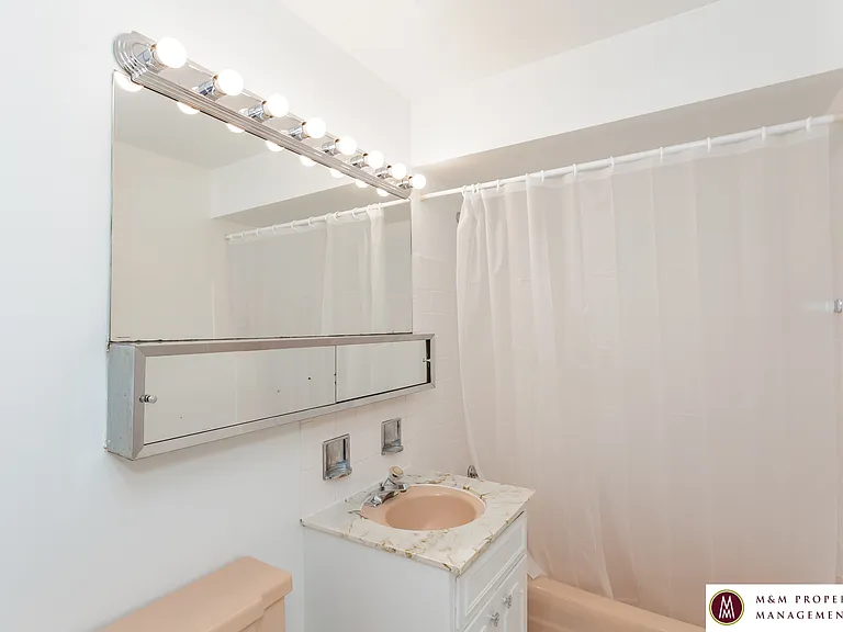 227 Des Plaines — Photo 9
