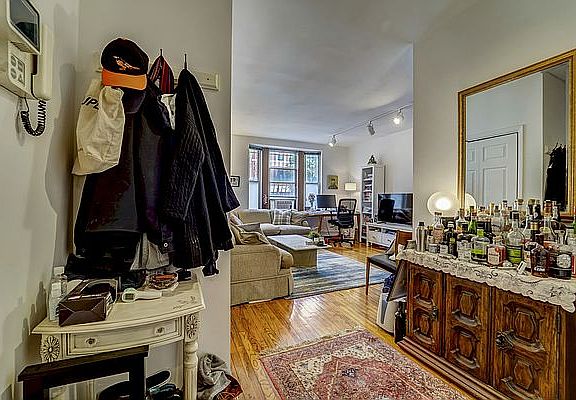 5th image of 286 Saint Johns Pl APT 1A