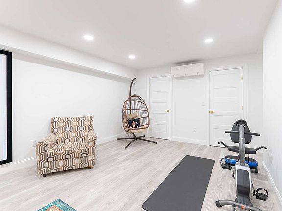 5th image of 747 Portland Rd Room 5