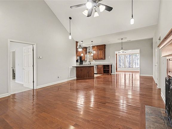 5th image of 109 Oak Crest Cir
