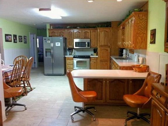 Kitchen (view 2)