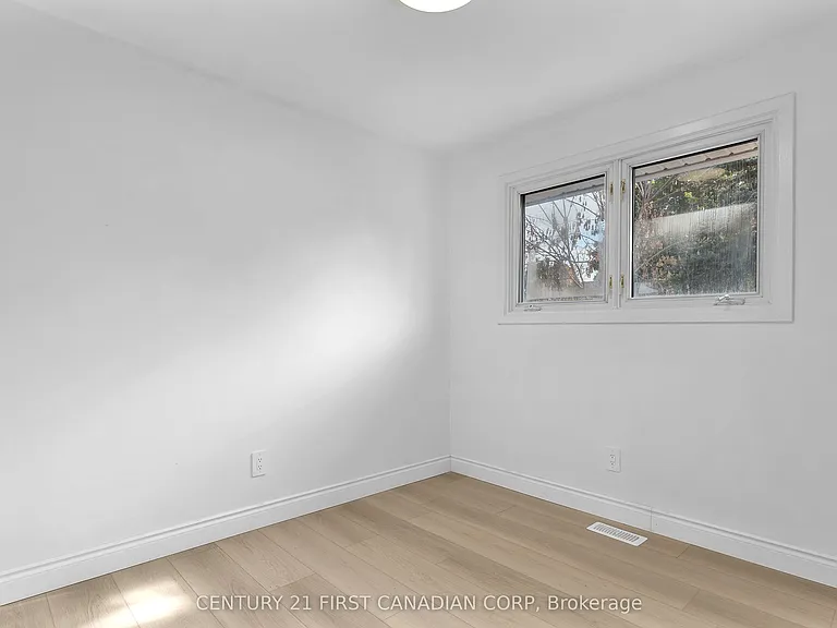 48 Toulon Cres #UPPER — Photo 14