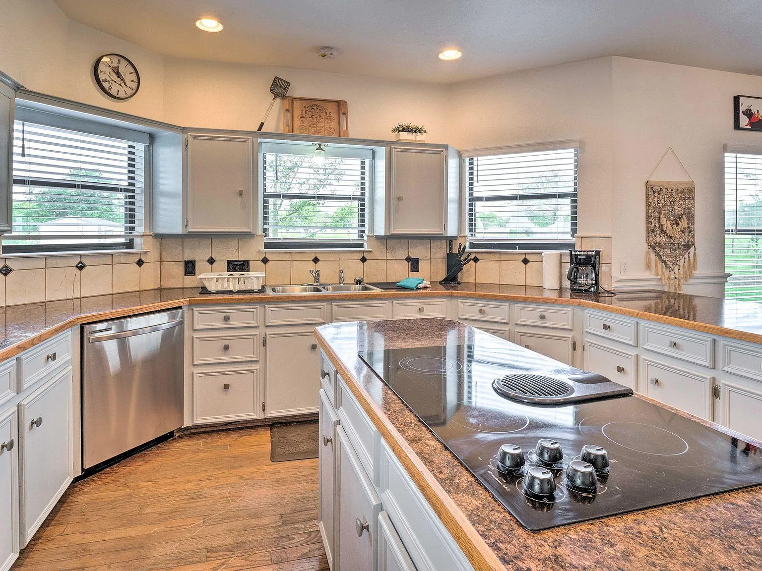 3 bed, 2.5 bath, 2593 sqft, $3,200 — Photo 3