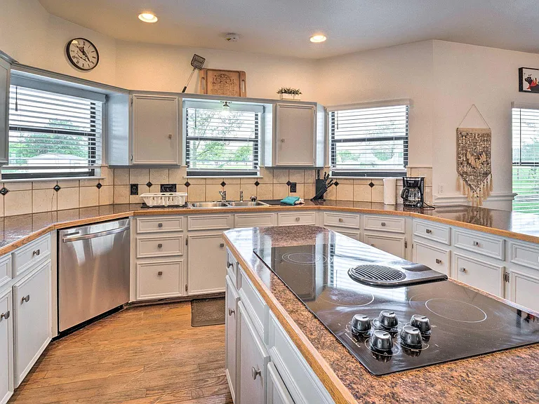 15805 Richards Dr — Photo 3