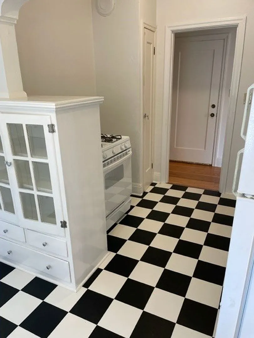 Spacious-Sunny One Bedroom unit in this beautiful 1920's Marina style building under new management — Photo 3