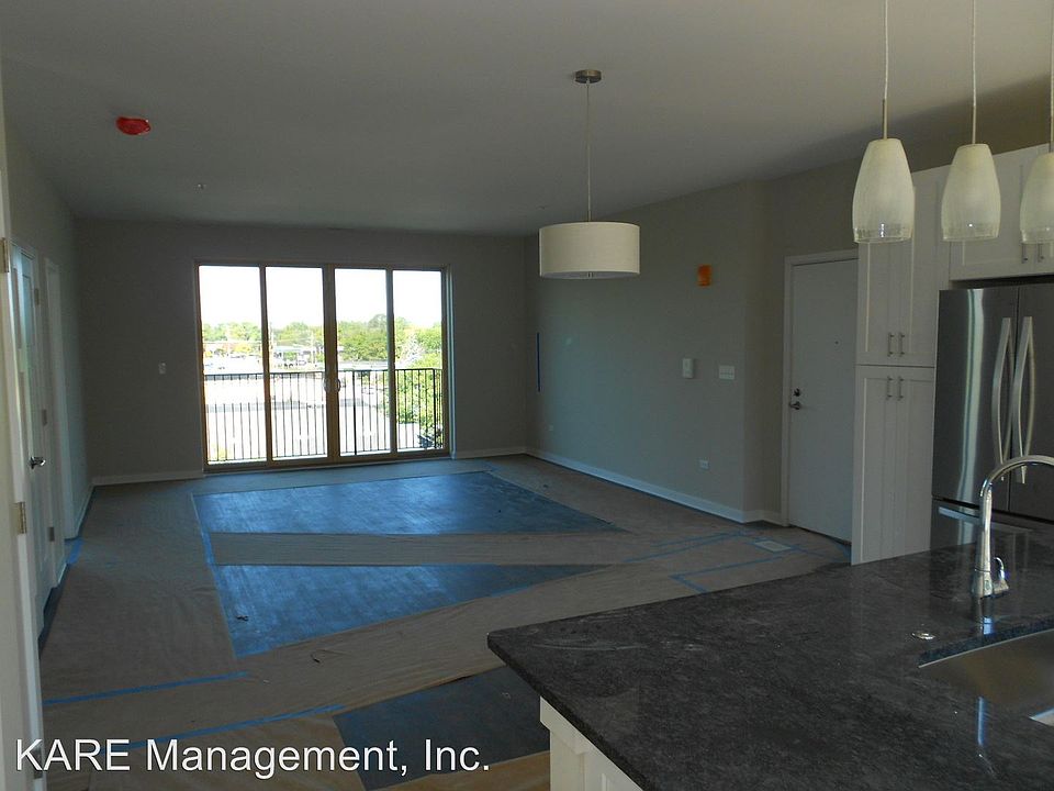 2nd image of 911 N Milwaukee Ave #911 N