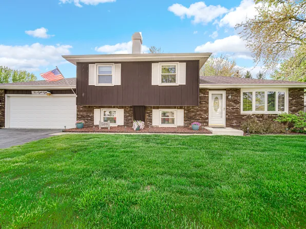 588 Renee Dr, South Elgin, IL 60177