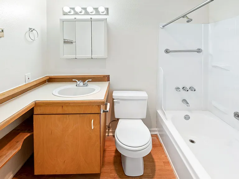 Abbottsford Apartments — Photo 104