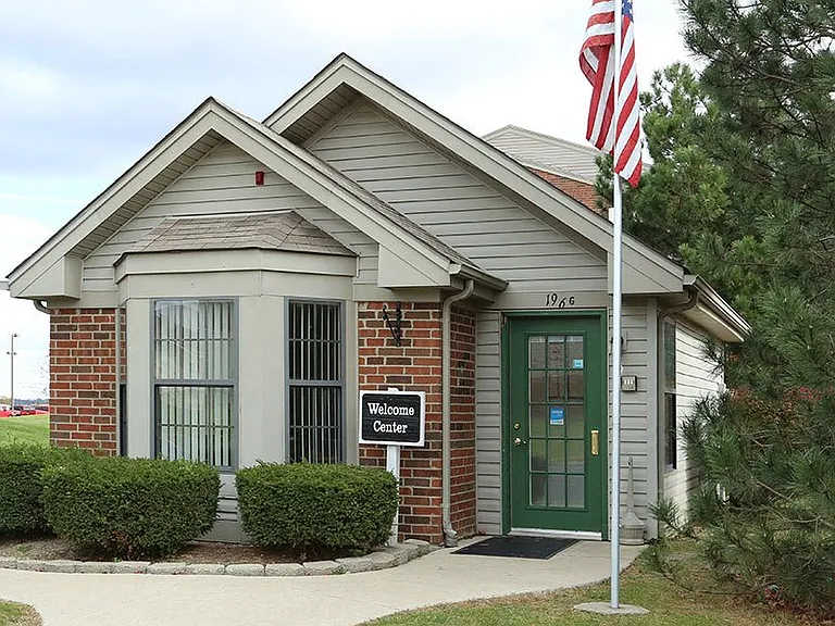 HUNTERS OAK APARTMENTS — Photo 2