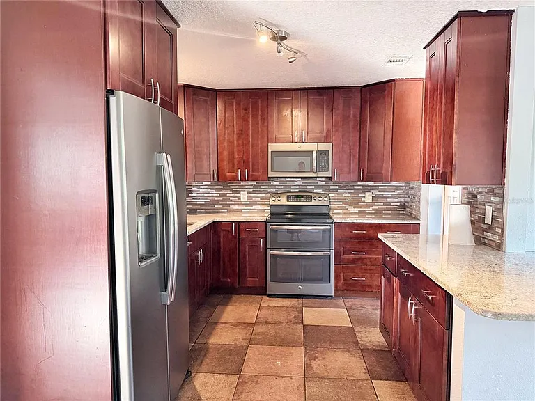 912 Carvell Dr — Photo 7