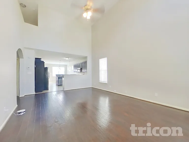 1422 Collins Dr — Photo 3