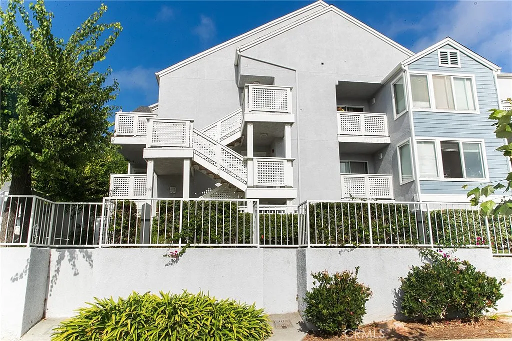2 bed, 845 sqft, $3,300 — Photo 2