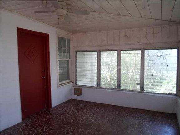 3rd image of 602 N Saint Clair Abrams Ave