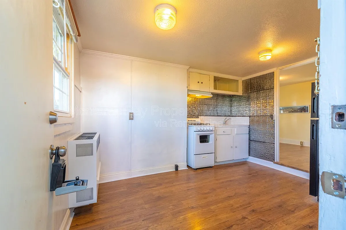 Building Photo - 461 Reeside Ave