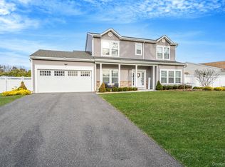 7 Pondview Circle, Shirley, NY
