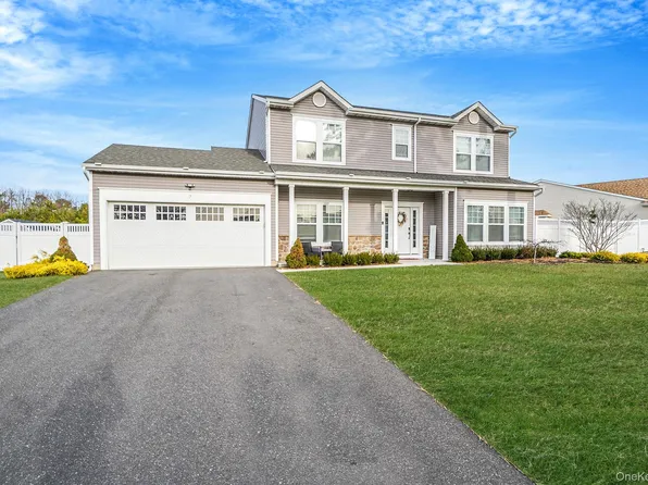 7 Pondview Circle, Shirley, NY 11967