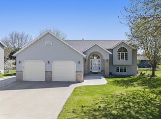 465 8th St SW, Plainview, MN 55964