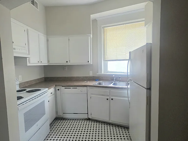 408 Kensington Ct #5 — Photo 7