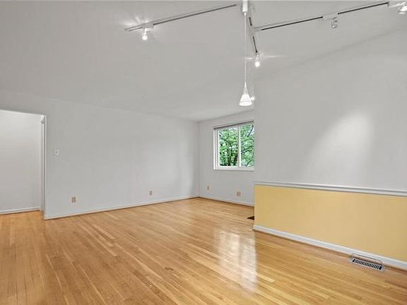 3rd image of 1903 Rockland Ave