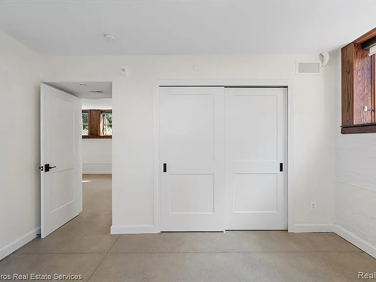 389 Saint Clair St #101 — Photo 11