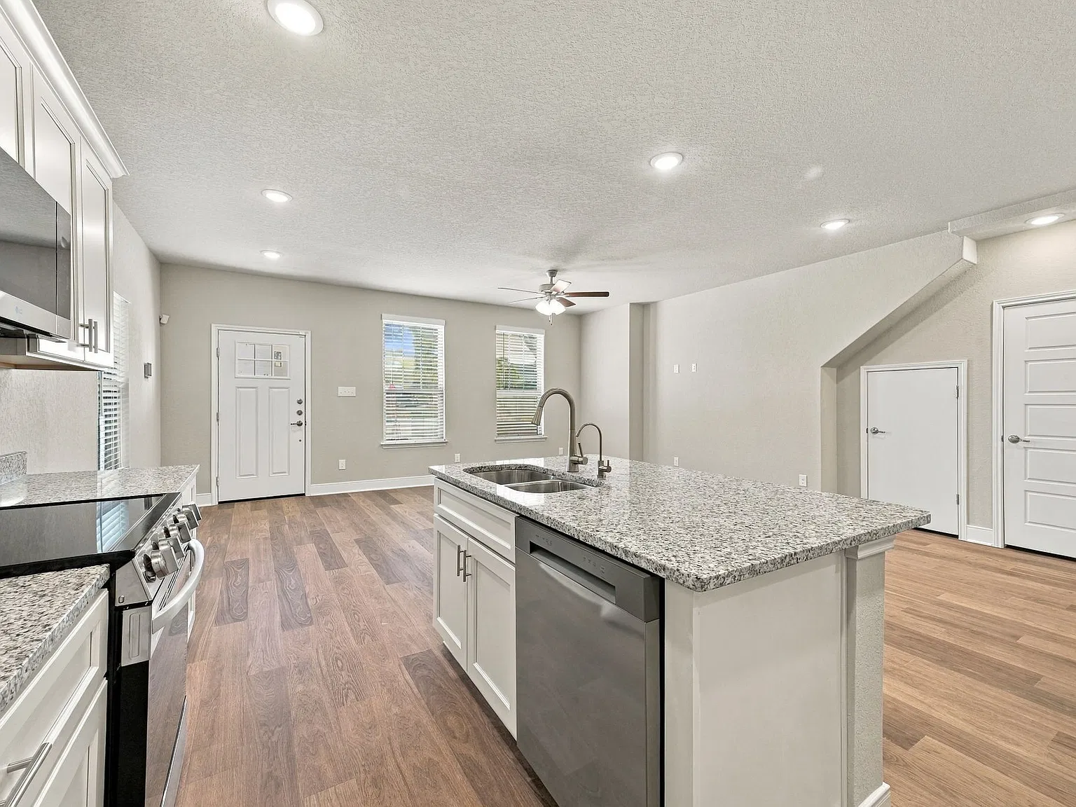 7254 Magnolia Vlg — Photo 1