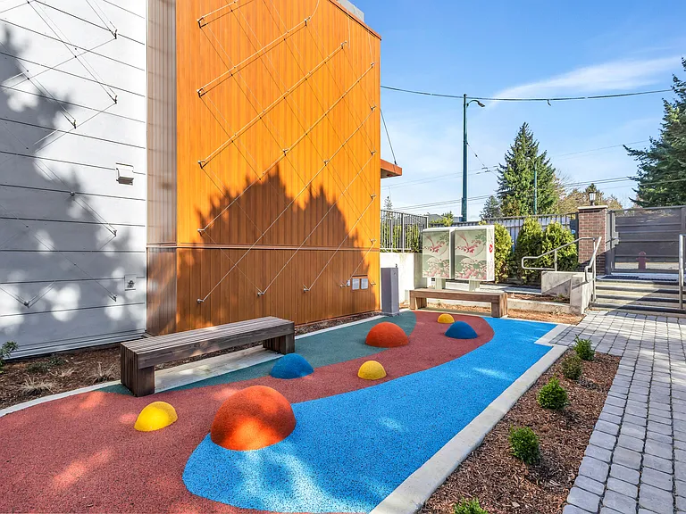 4575 Granville St — Photo 7