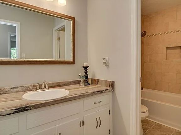 5th image of 223 Ronstadt Dr