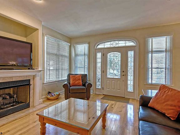 4th image of 816 Saint Charles Pl