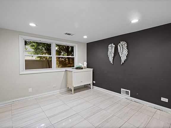 4th image of 219 W Appletree Ln