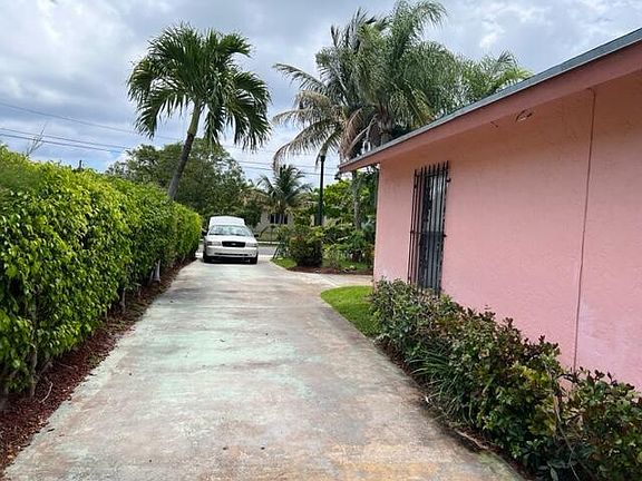 5th image of 608 SE 2nd Avenue