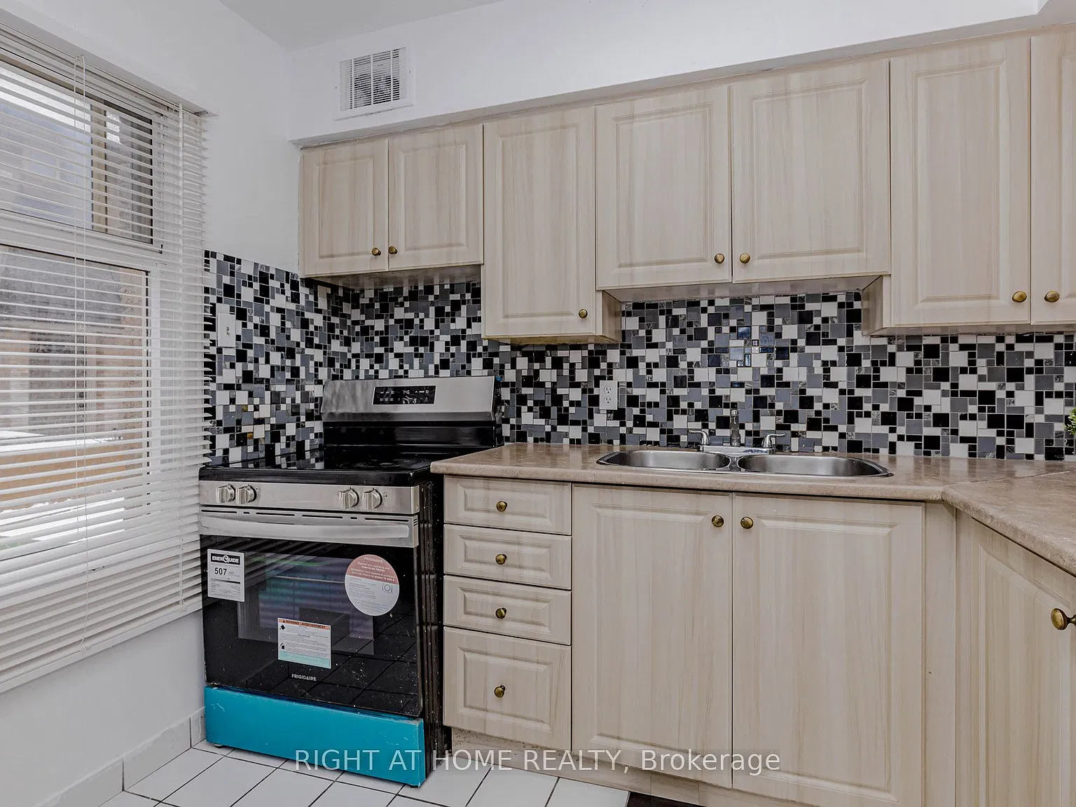 3 bed, $2,650 — Photo 2