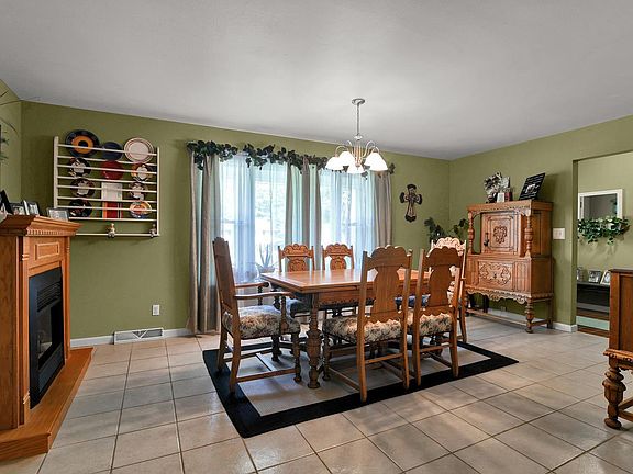 3rd image of 75 Pearl Dr