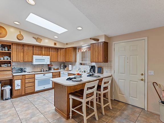 5th image of 800 S Abrego Dr