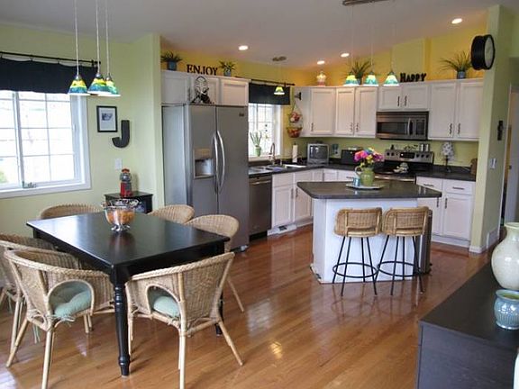 KITCHEN/DINING