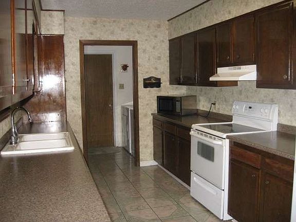 3rd image of 4116 Blackberry Ln