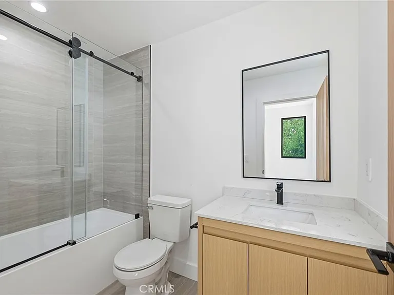 13602 Burbank Blvd — Photo 11