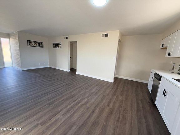 5th image of 711 E LAUREL Drive #15