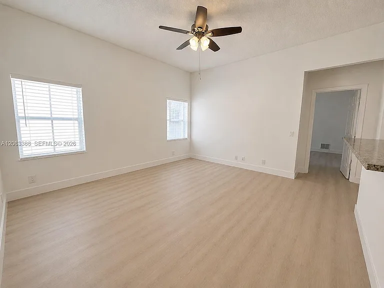 837 Tanglewood Cir — Photo 6