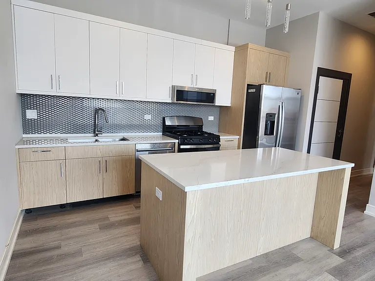W Armitage Ave — Photo 1