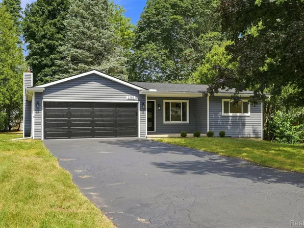 2255 Bedford Rd, Bloomfield Hills, MI 48302