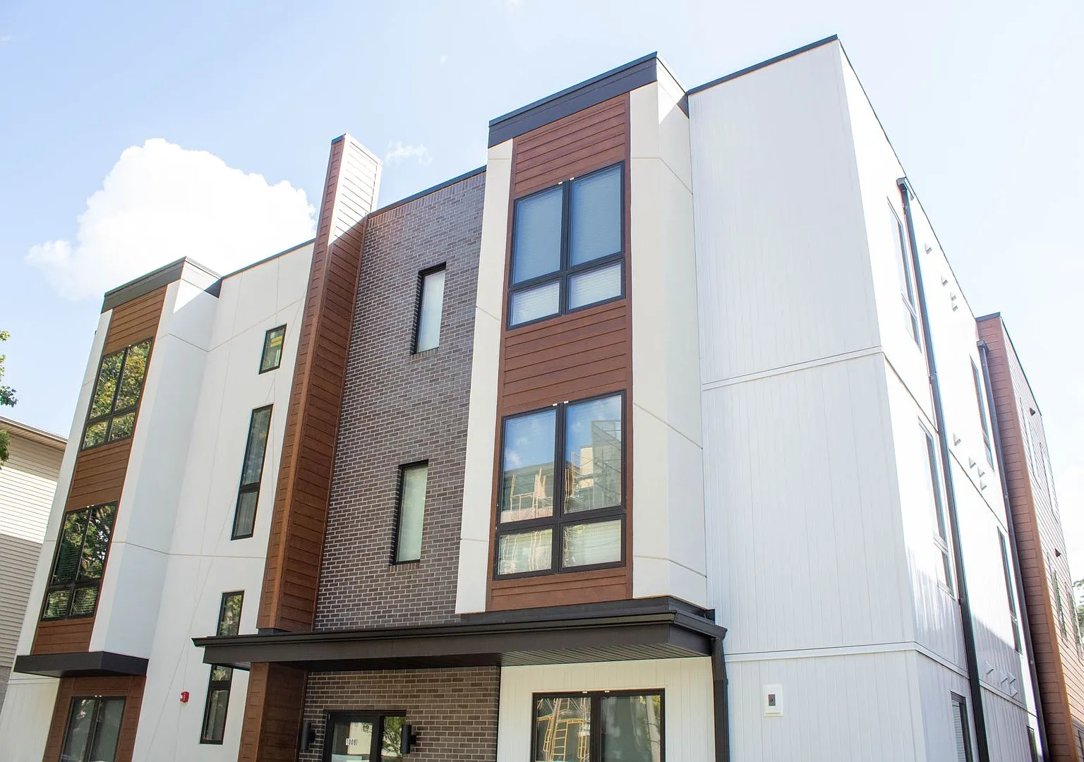 1009 W Stoughton — Photo 2