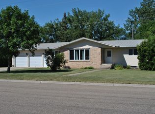 215 Cottonwood Ave SE, Carrington, ND 58421