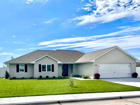709 E 19th St, Cozad, NE 69130