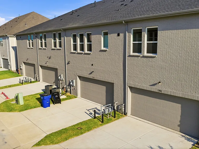 1318 Marsh Ln — Photo 30
