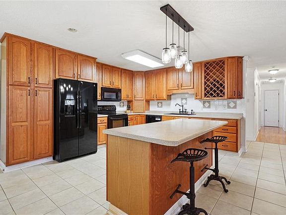 5th image of 106 Stratford Dr