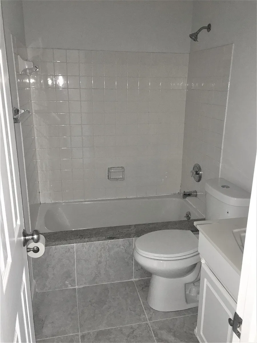 Guest Bathroom - Shower and Tub - 4398 SE Hamilton Ln