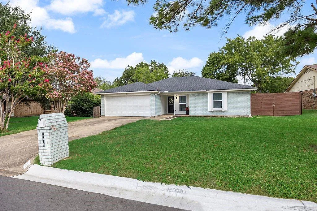 3 bed, 2.0 bath, 1285 sqft, $2,350 — Photo 2